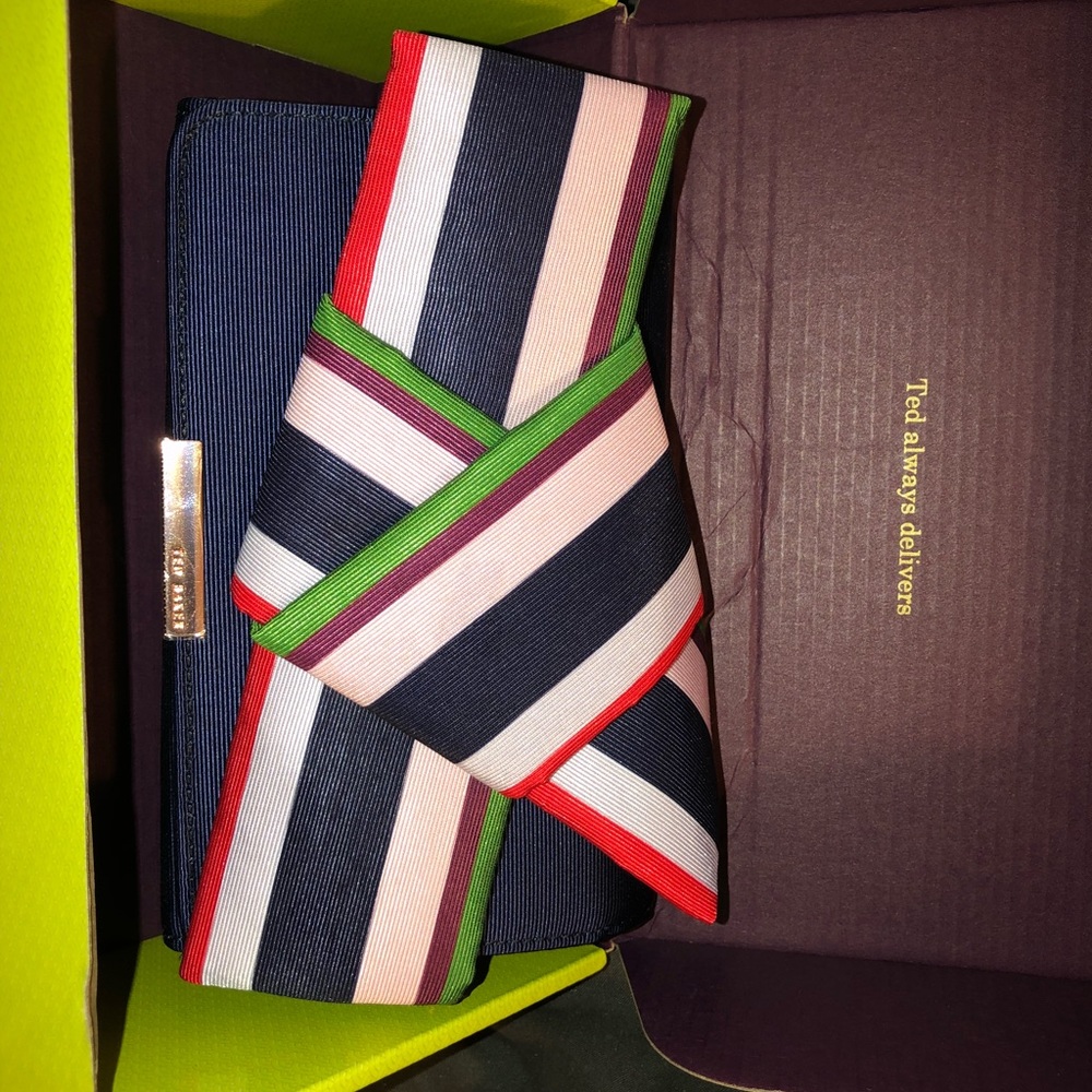 Bay of Hon Knotted Bow Clutch